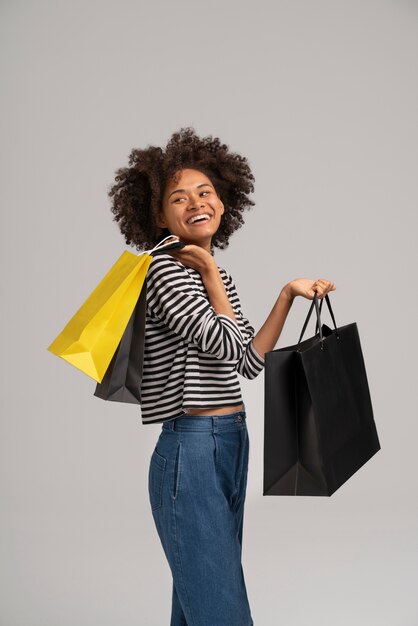 Jeune femme faisant des emplettes pour des vêtements