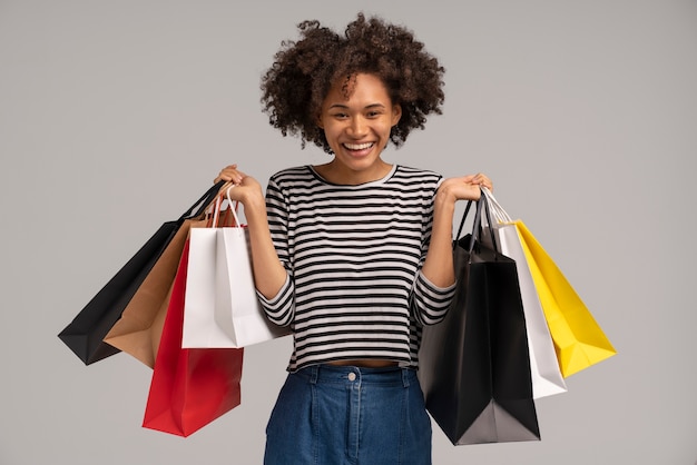 Photo gratuite jeune femme faisant des emplettes pour des vêtements