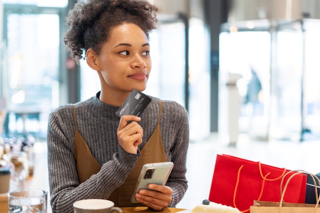 Photo gratuite jeune femme faisant des emplettes pour des vêtements