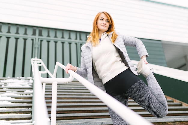 Jeune femme faisant de l&#39;exercice dans l&#39;escalier