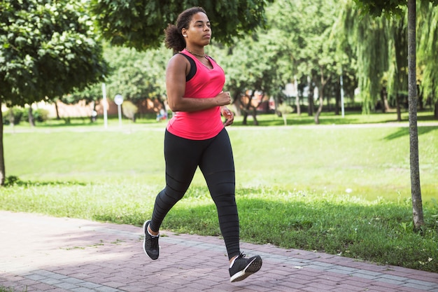 Jeune femme faisant des exercices dans le parc