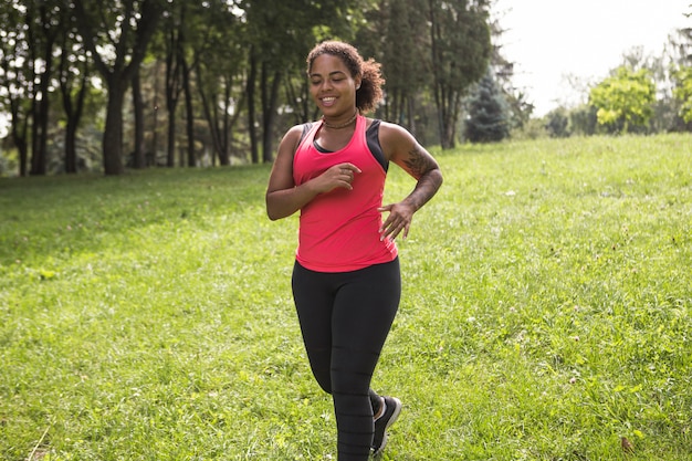 Jeune femme faisant des exercices dans le parc