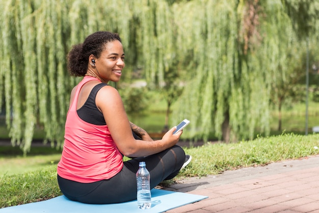 Jeune femme faisant des exercices dans le parc