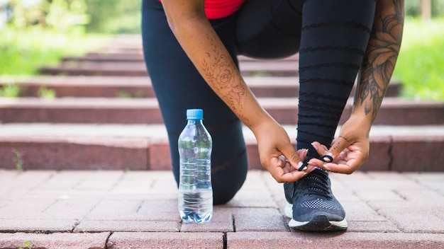 Jeune femme faisant des exercices dans le parc