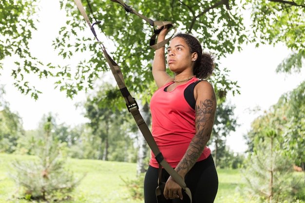 Photo gratuite jeune femme faisant des exercices dans le parc