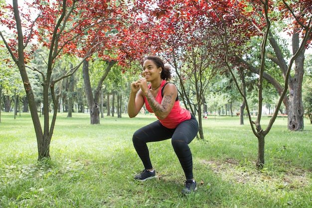 Jeune femme faisant des exercices dans le parc