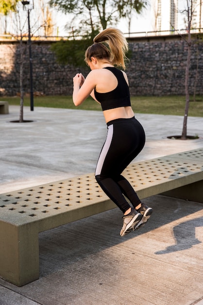 Jeune femme faisant des exercices dans la rue