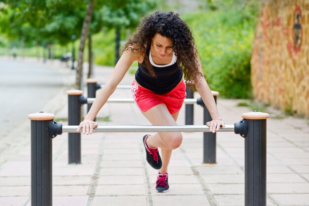 Jeune femme faisant des exercices d&#39;échauffement extérieur