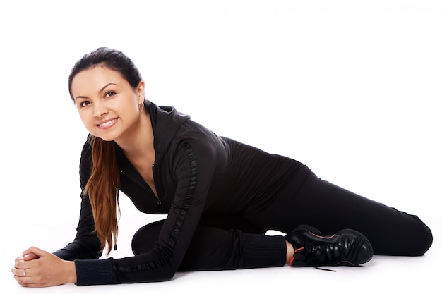 Jeune femme faisant des exercices de fitness