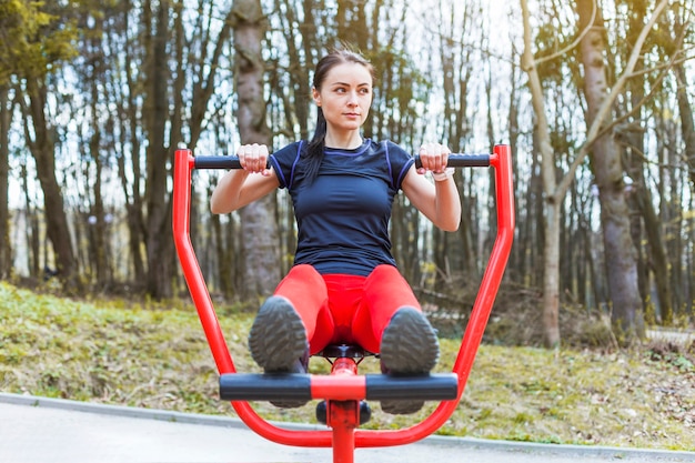 Jeune femme faisant des exercices en plein air