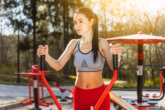 Photo gratuite jeune femme faisant des exercices en plein air