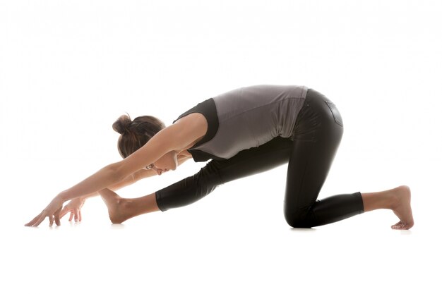 Jeune femme faisant des exercices de yoga