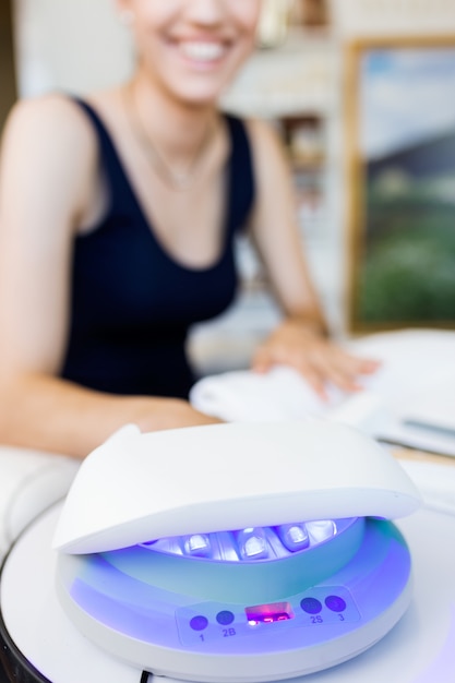 Jeune femme faisant des manucures dans le salon. Concept de beauté.