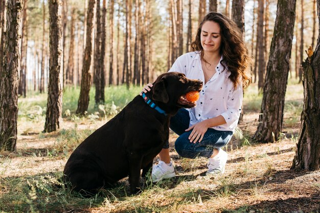 Jeune femme faisant un pique-nique avec son chien