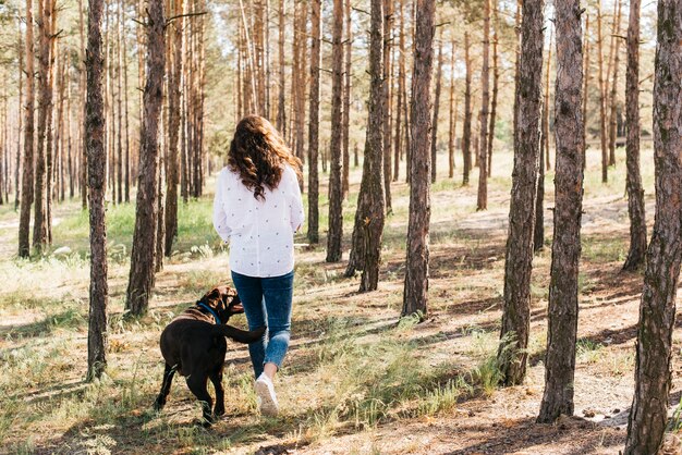 Jeune femme faisant un pique-nique avec son chien