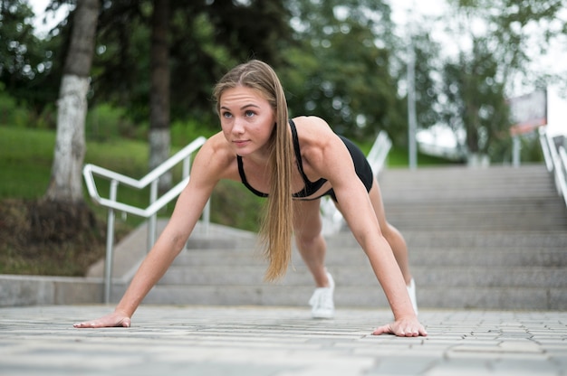 Jeune femme faisant des pompes