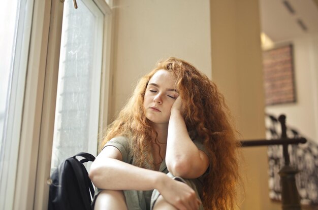 jeune femme fatiguée dans un couloir d'école