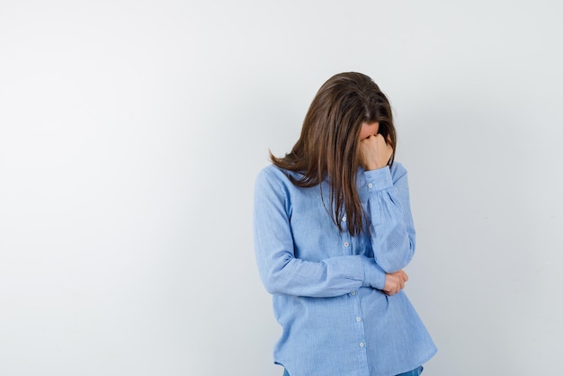 Jeune femme fatiguée sur fond blanc