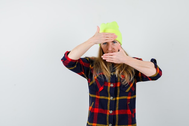 Photo gratuite jeune femme femme dans une chemise à carreaux avec un chapeau