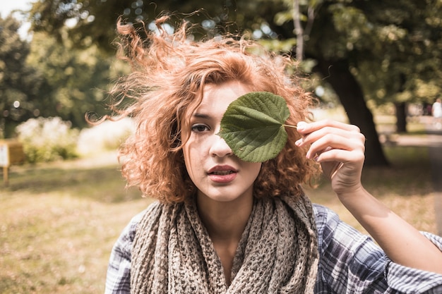 Jeune femme, à, feuille, dans parc