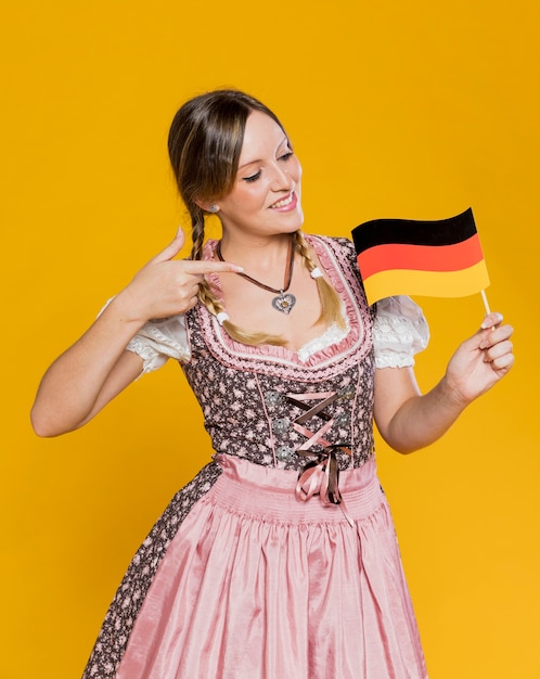 Photo gratuite jeune femme fière du drapeau allemand