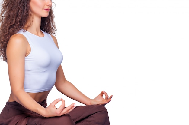 Jeune Femme Fit Faire Des Exercices De Yoga.