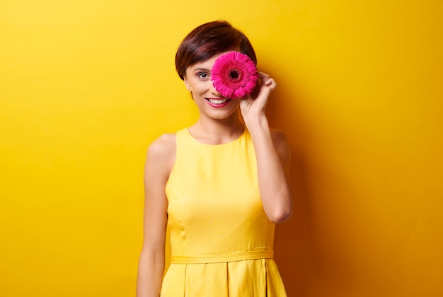 jeune femme, à, fleur, devant, oeil