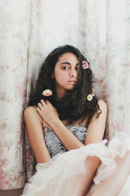 Jeune femme avec des fleurs dans les cheveux