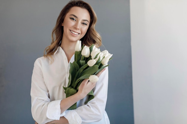 jeune femme, à, fleurs, tulipes