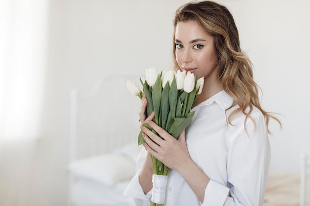 jeune femme, à, fleurs, tulipes