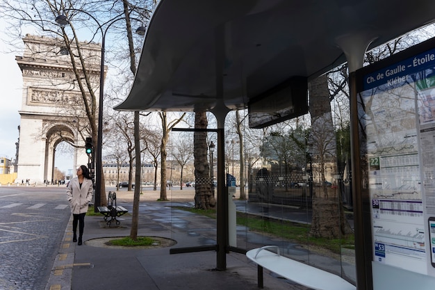 Jeune femme française marchant jusqu'à la gare pour prendre le bus