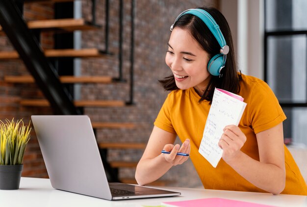 Jeune femme fréquentant des cours en ligne