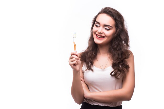 Jeune femme avec de grandes dents tenant une brosse à dents, isolé sur fond blanc