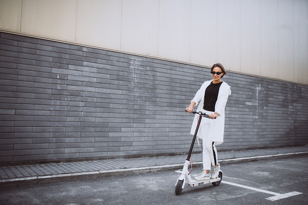 Jeune femme, habillé, blanc, équitation, scooter