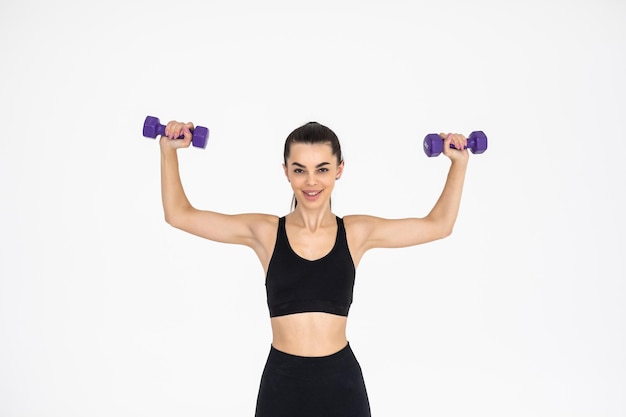 Jeune femme avec haltère fit slim abs body isolé sur fond blanc Mode de vie sain