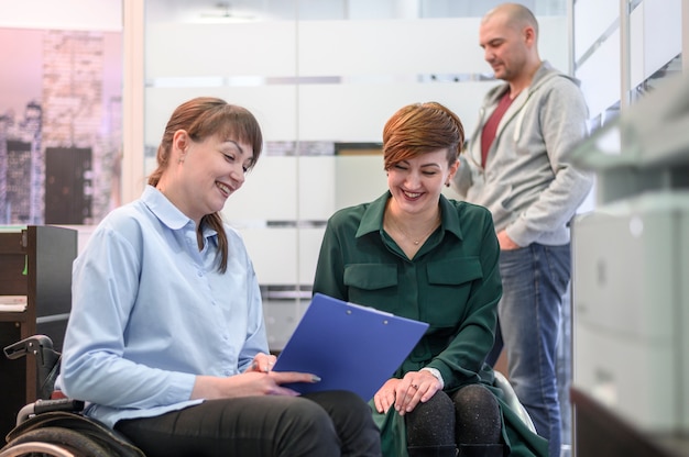 Jeune femme handicapée au bureau