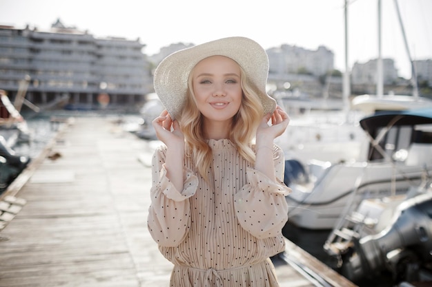 jeune femme heureuse à l'extérieur