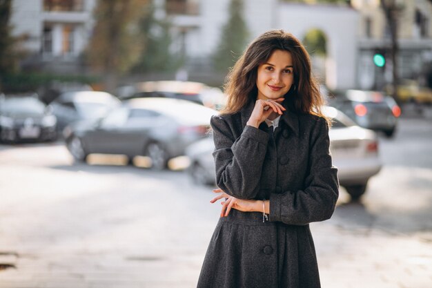 Jeune femme heureuse marchant dans la rue