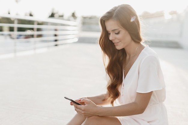 jeune femme heureuse en plein air