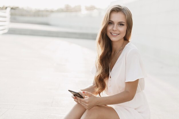 jeune femme heureuse en plein air