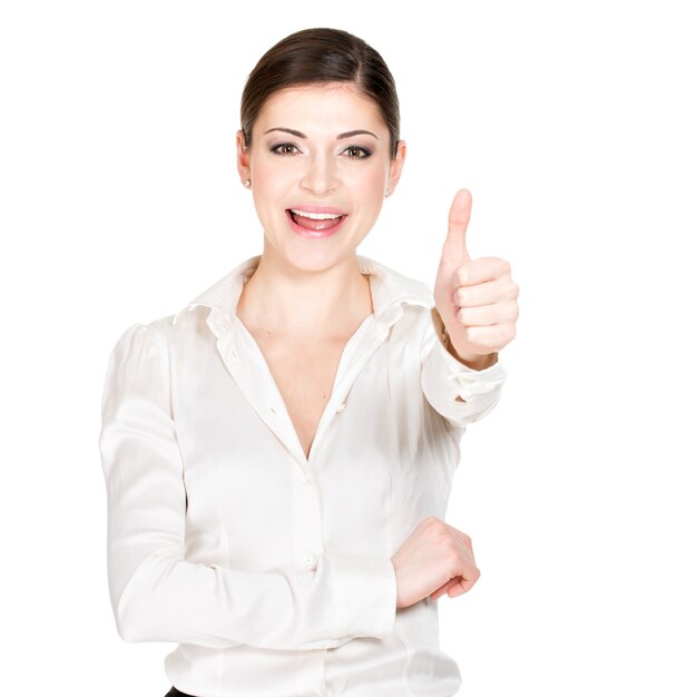 Jeune femme heureuse avec le pouce en l'air signe en chemise de bureau blanc -.