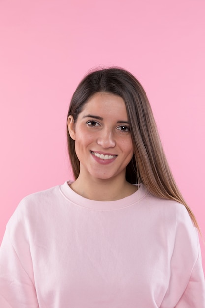 Jeune femme heureuse en pull