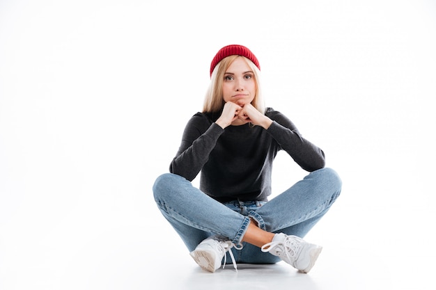 Jeune femme hipster assis sur le sol