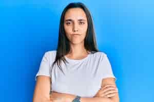 Photo gratuite jeune femme hispanique portant un t-shirt blanc décontracté sceptique et nerveux expression désapprobatrice sur le visage avec les bras croisés personne négative