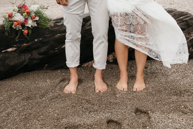 Jeune femme et homme ayant un mariage sur la plage