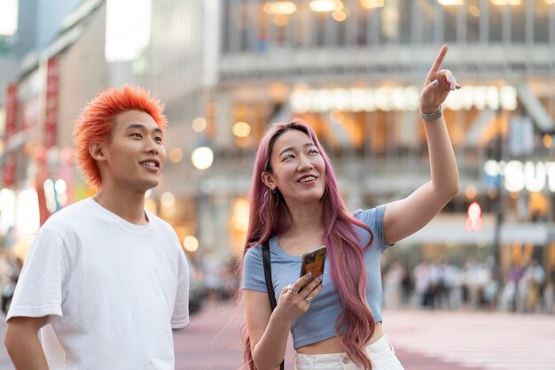 Jeune femme et homme avec des couleurs de cheveux amusantes