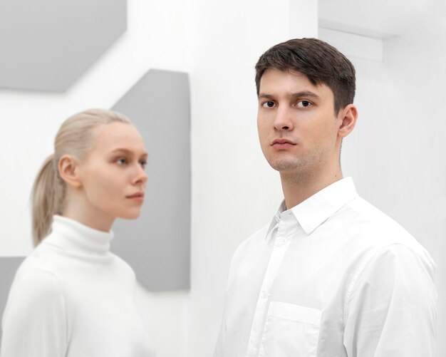 Jeune femme et homme portant des vêtements blancs