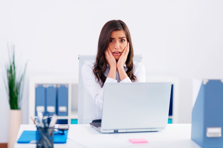 Photo gratuit jeune femme inquiète au bureau