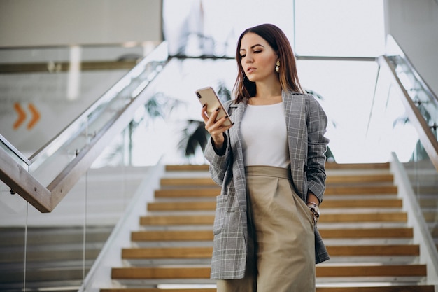 Jeune femme à l&#39;intérieur du centre d&#39;affaires