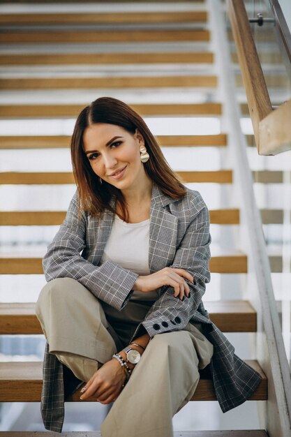 Jeune femme à l&#39;intérieur du centre d&#39;affaires